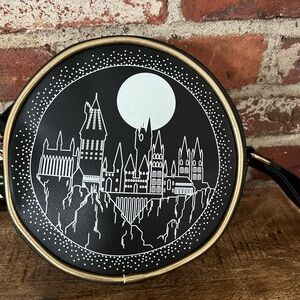 Harry Potter glow-in-the-dark bag by Wizard world Great for Harry Potter fans